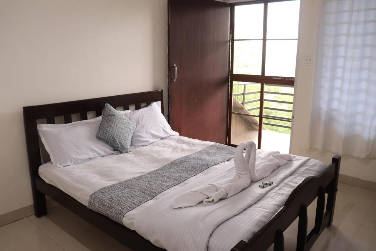 Coorg Nature Breeze Home Stay มาดิเครี ภายนอก รูปภาพ