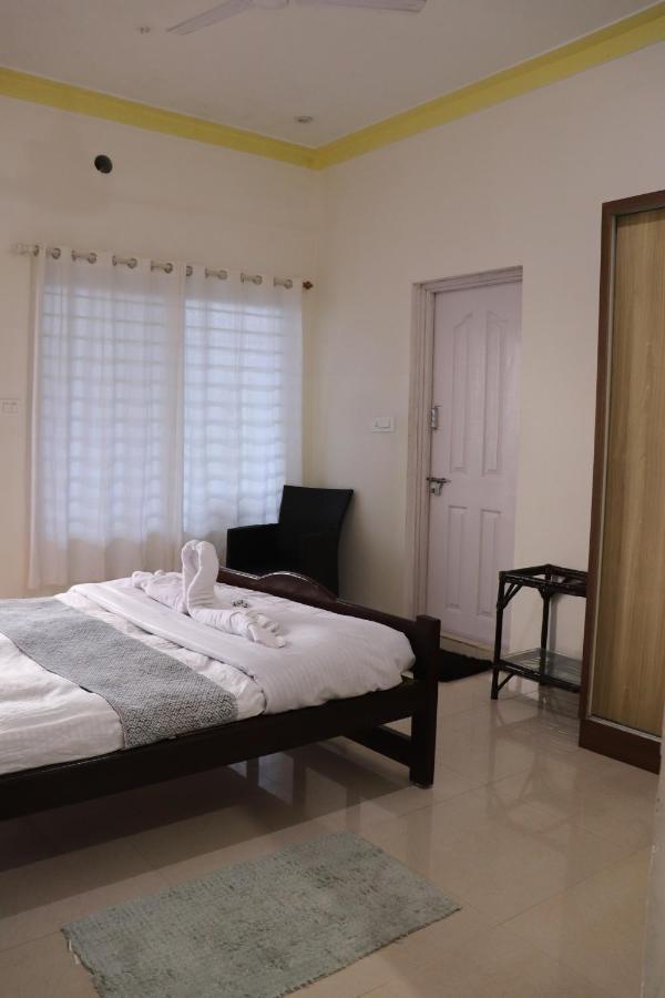 Coorg Nature Breeze Home Stay มาดิเครี ภายนอก รูปภาพ