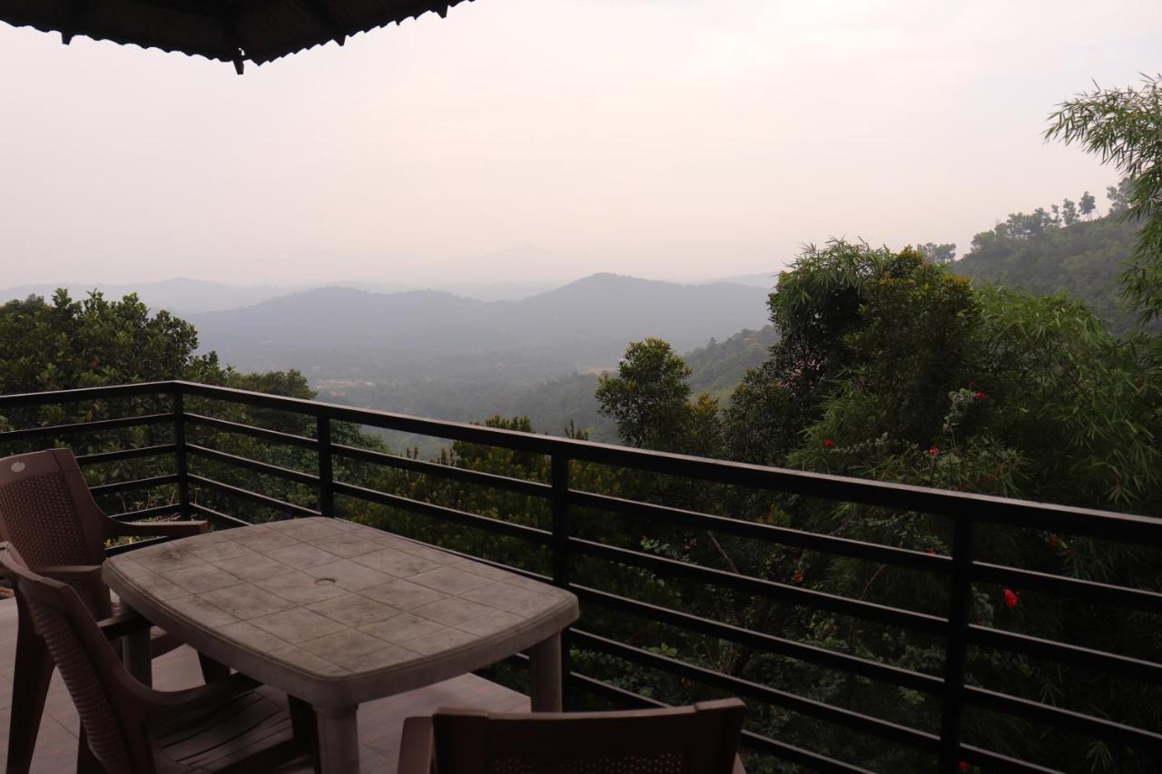 Coorg Nature Breeze Home Stay มาดิเครี ภายนอก รูปภาพ