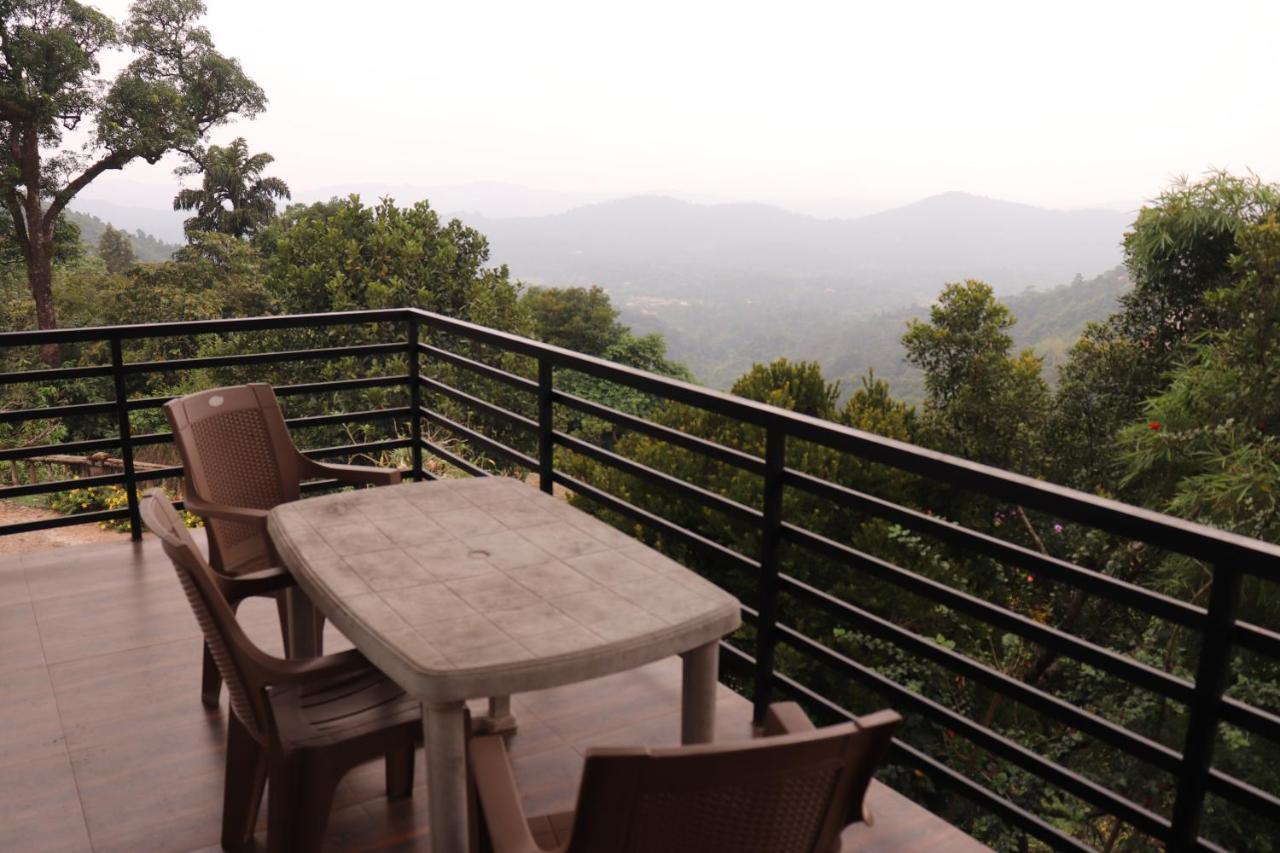 Coorg Nature Breeze Home Stay มาดิเครี ภายนอก รูปภาพ